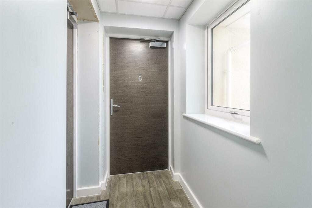 Flat 6, 70 Lea Way [HIGHres] 002.jpg