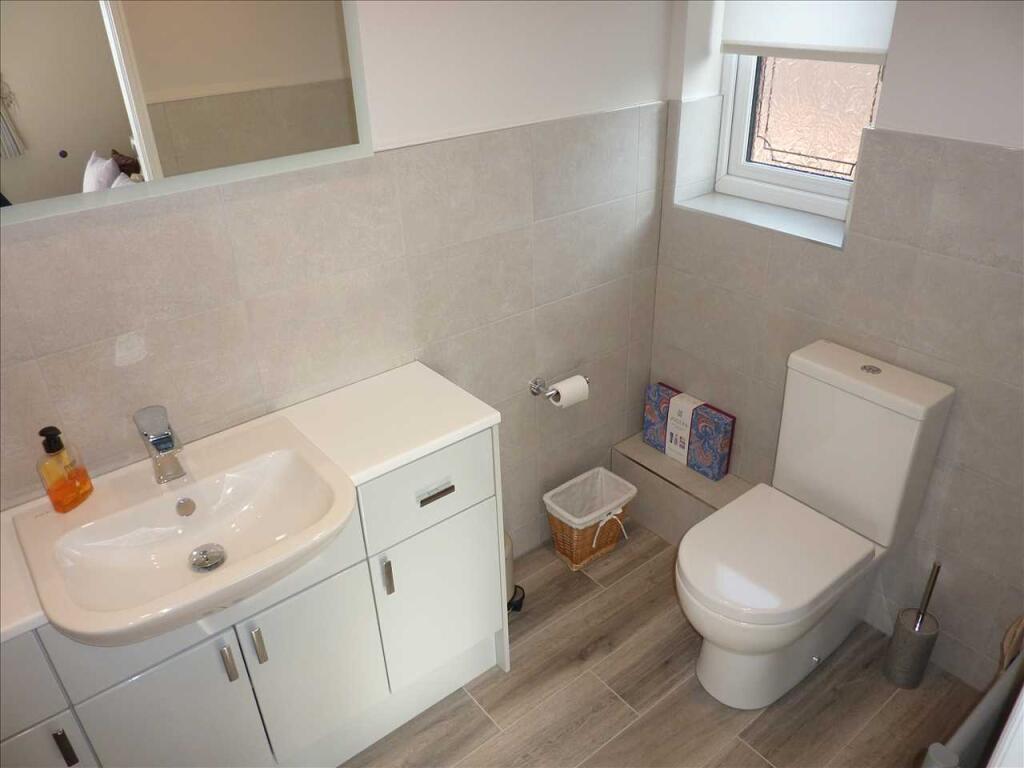 EN-SUITE SHOWER ROOM