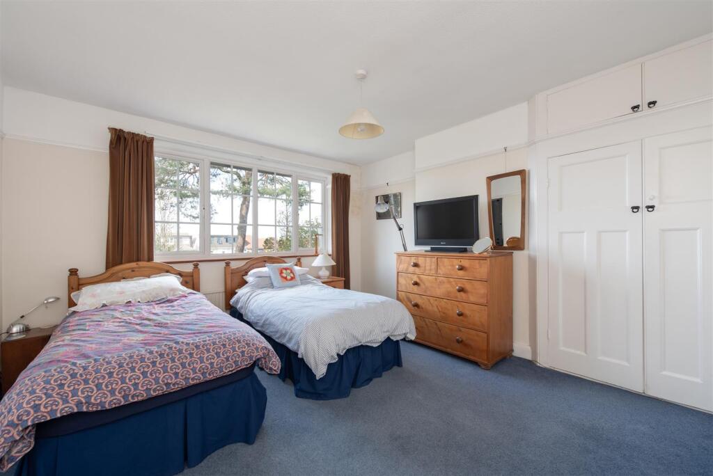 Queen Elizabrth Dr 14.jpg