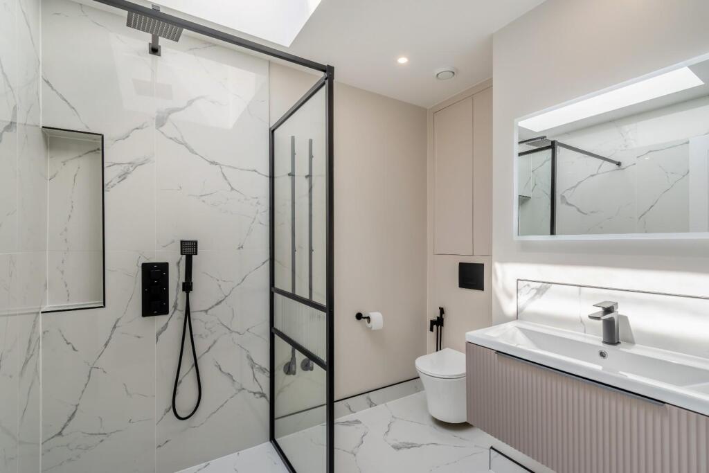 8646030-interior38.jpg