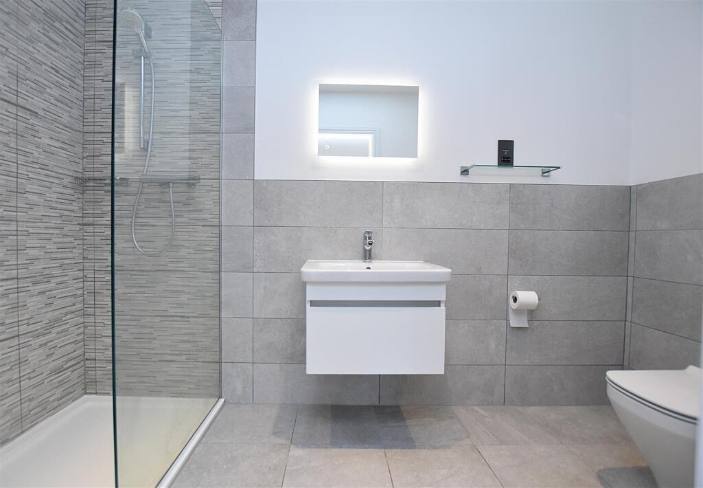 en-suite 3.JPG