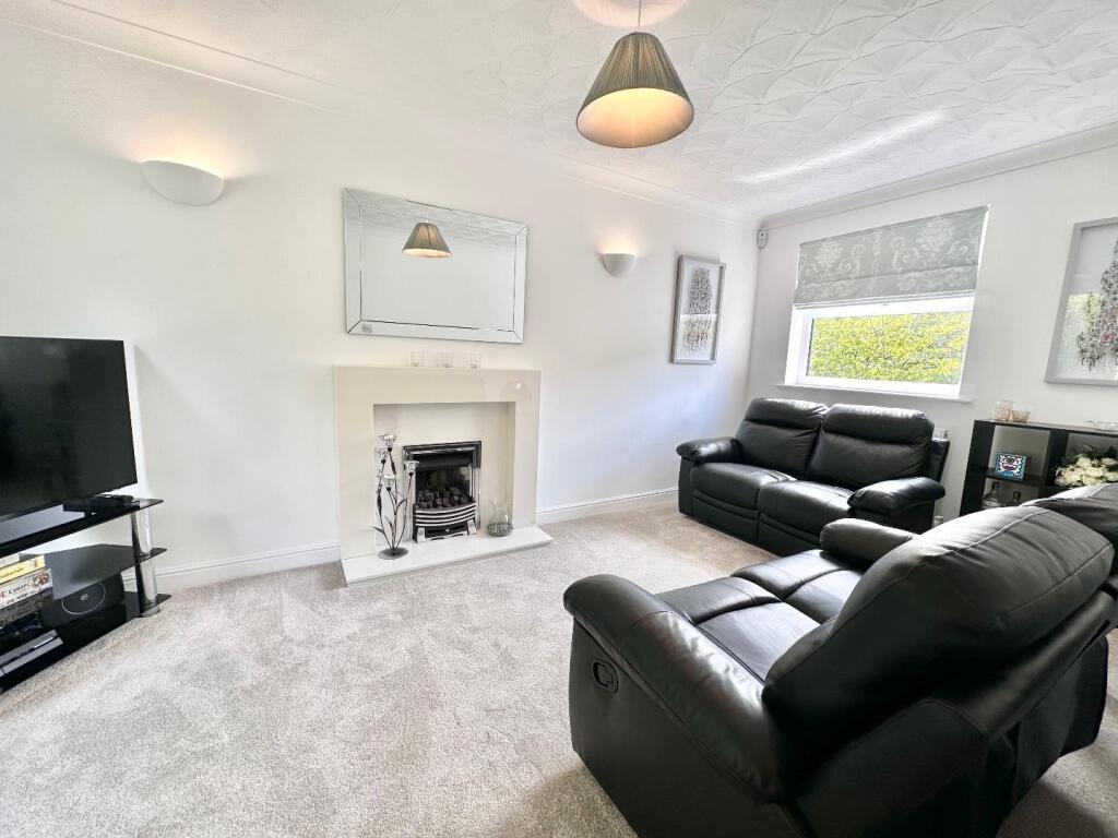 LOUNGE WITH PATIO DOORS