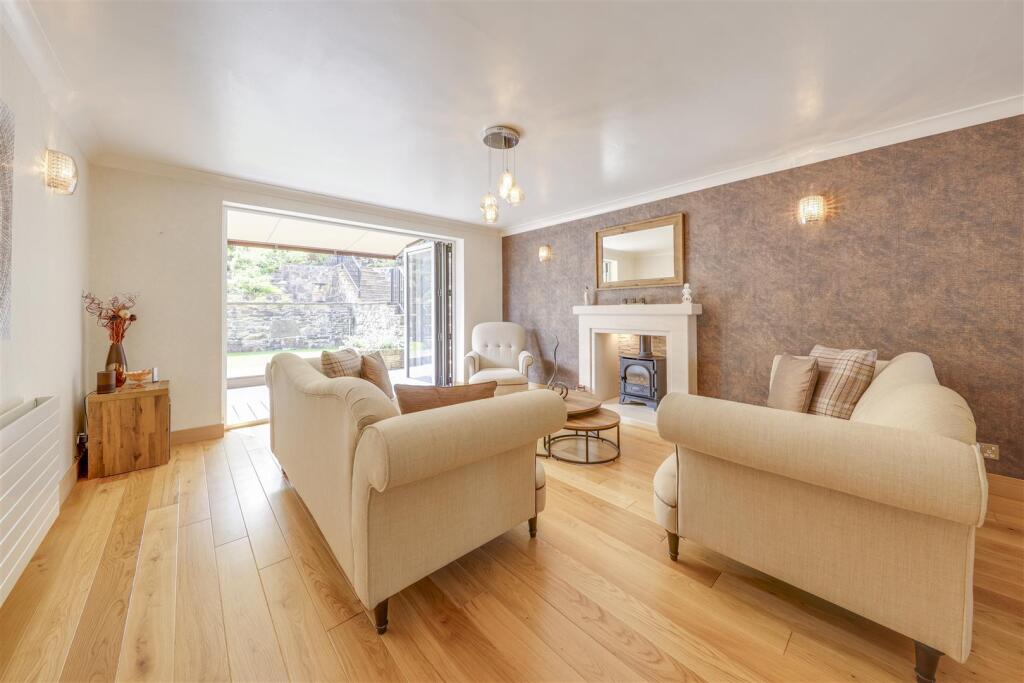 Lounge with Bi Folds