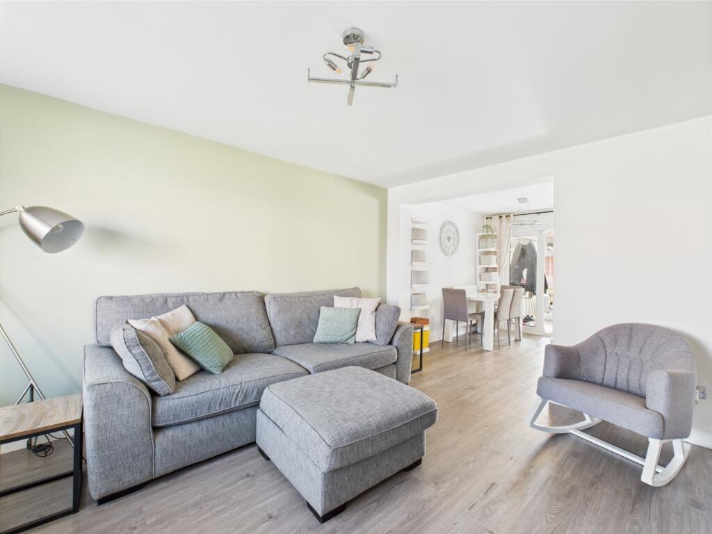 CAM03729G0-PR0032-STILL006