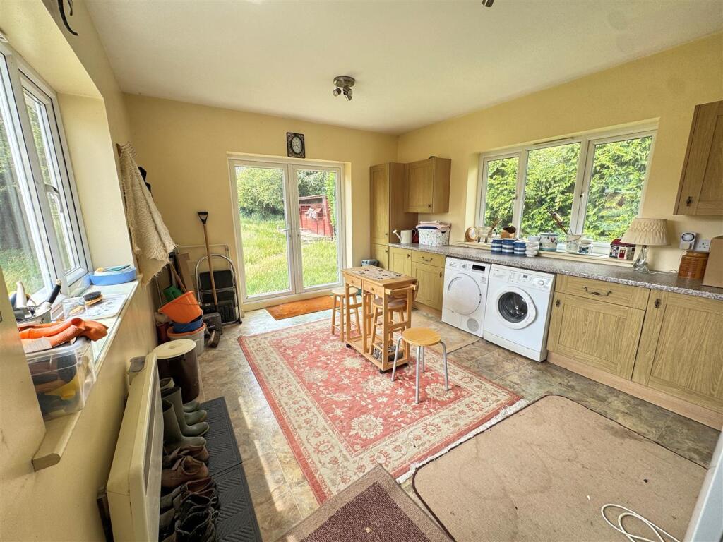 Kitchen 2.jpg