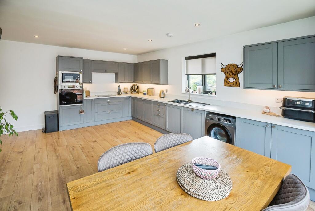Kitchen/ Dining