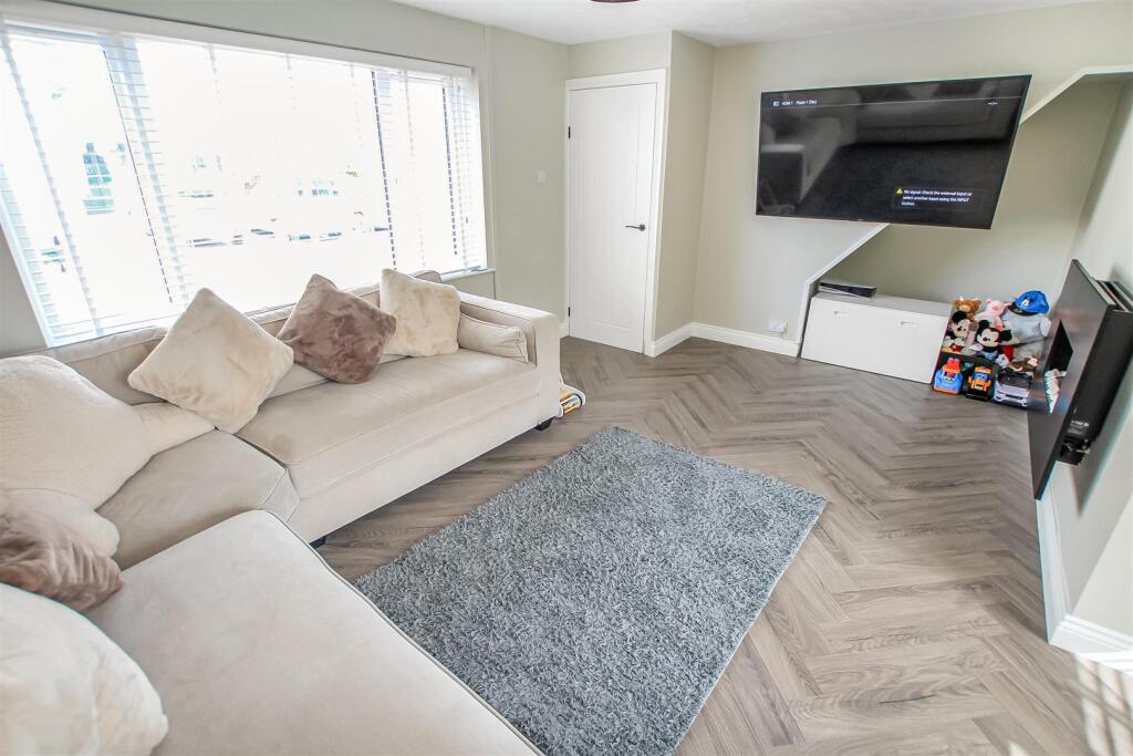 Living Room (2).jpg