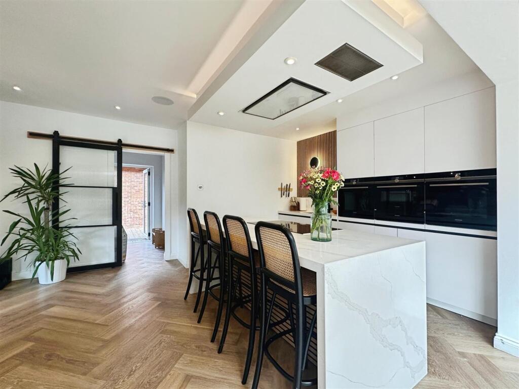 79ec6bcb--4366-BBD5-06887655D393-46764-00000FF0775