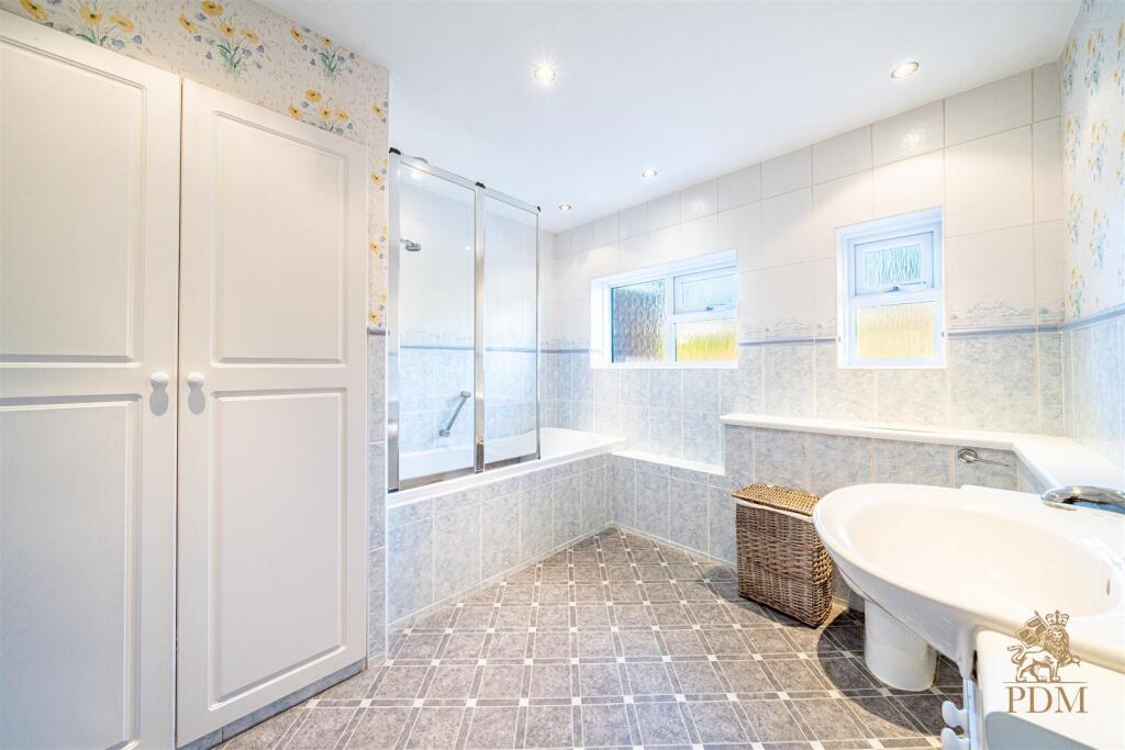 2 Arundel Drive Bramcote NG9 3FX