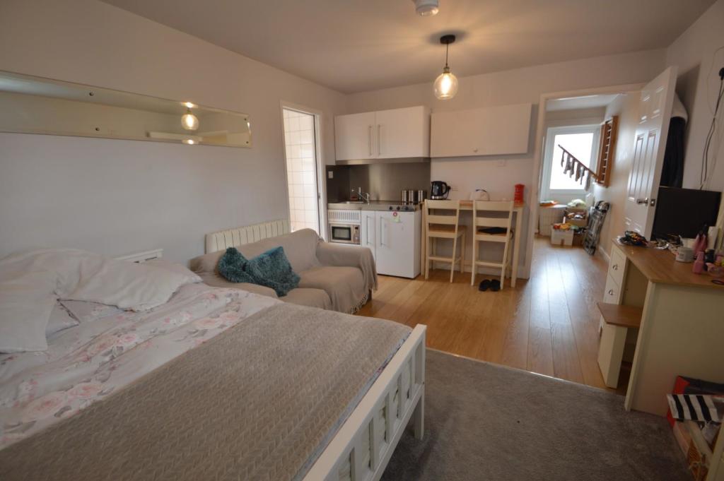 Stone's Throw Annexe1.JPG