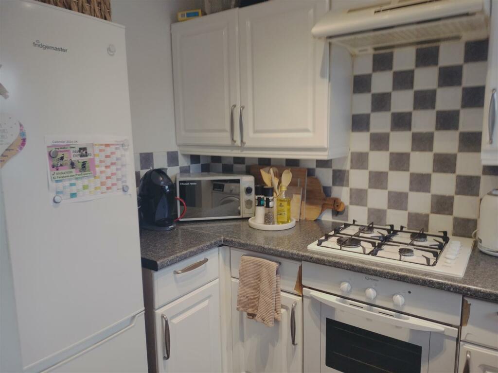 9 cae nant goch kitchen.jpg