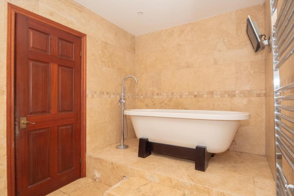 EN-SUITE BATHROOM