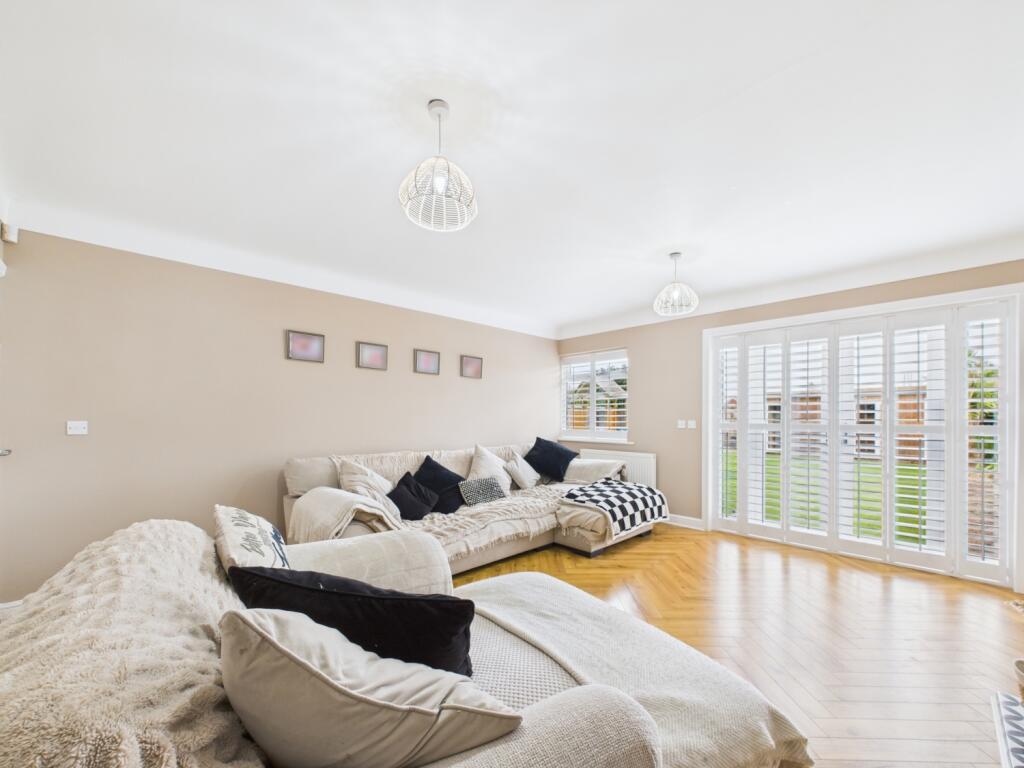 CAM02386G0-PR0149-STILL024