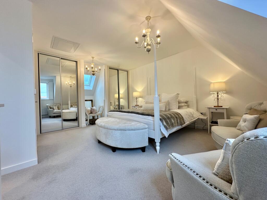 Master bedroom (En-suite) 10