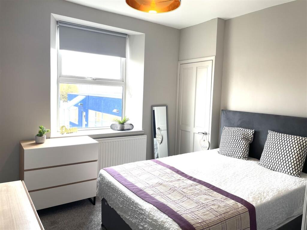 middle bedroom.jpg