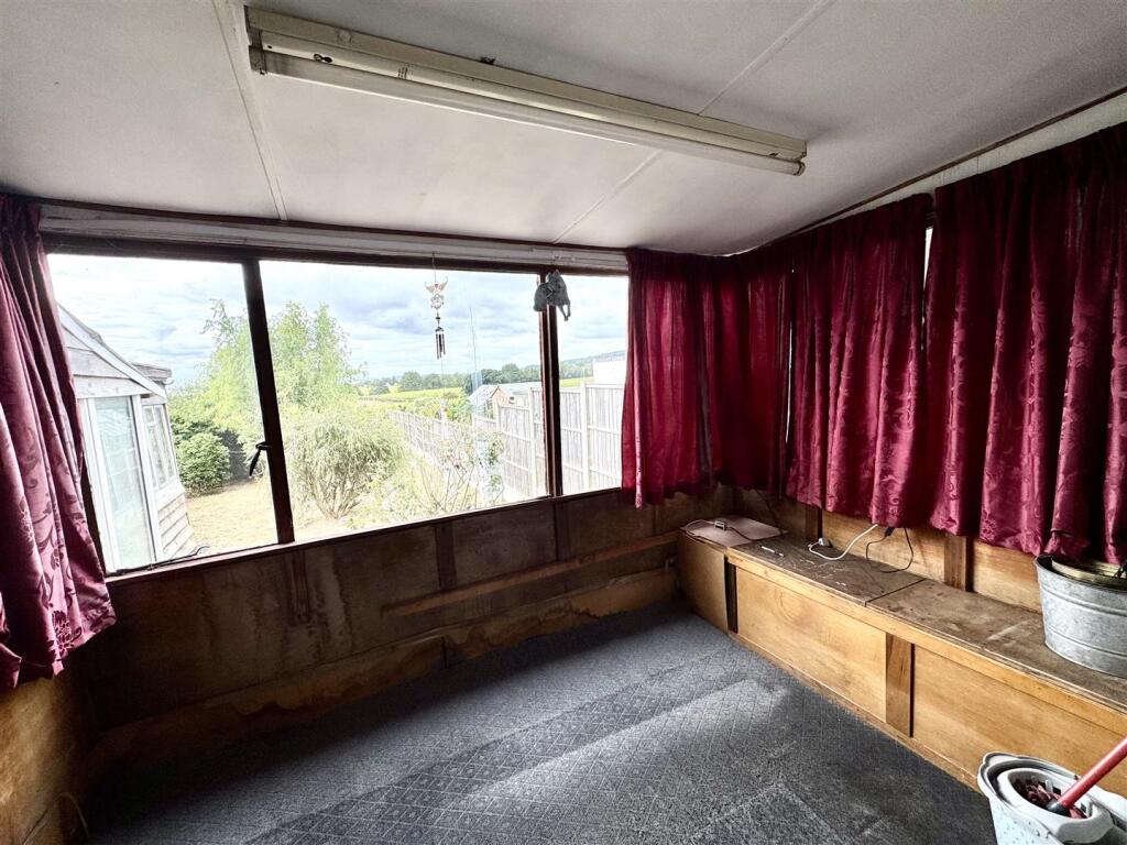 LEAN-TO CONSERVATORY