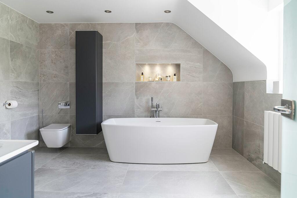 En-Suite Bathroom to Master Bedroom