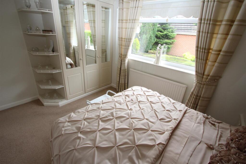 bedroom 1.JPG
