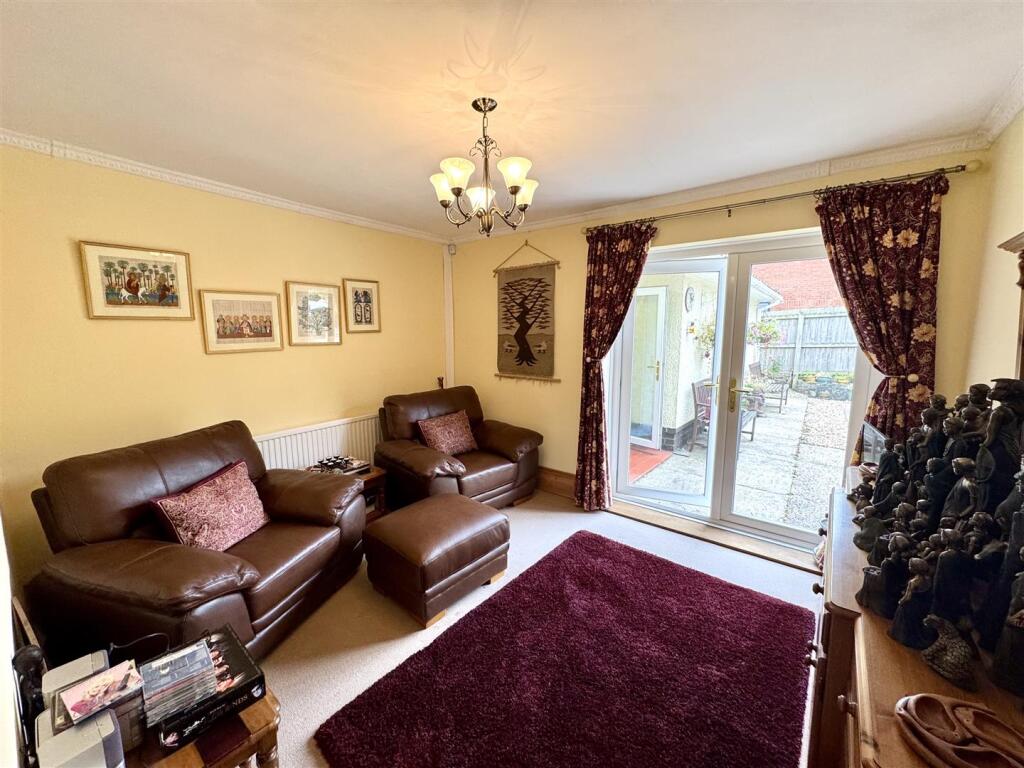 SITTING ROOM/BEDROOM 4