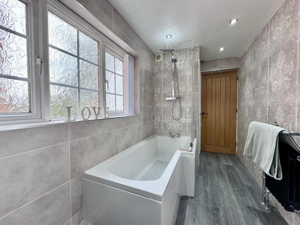 Bathroom (2).jpg