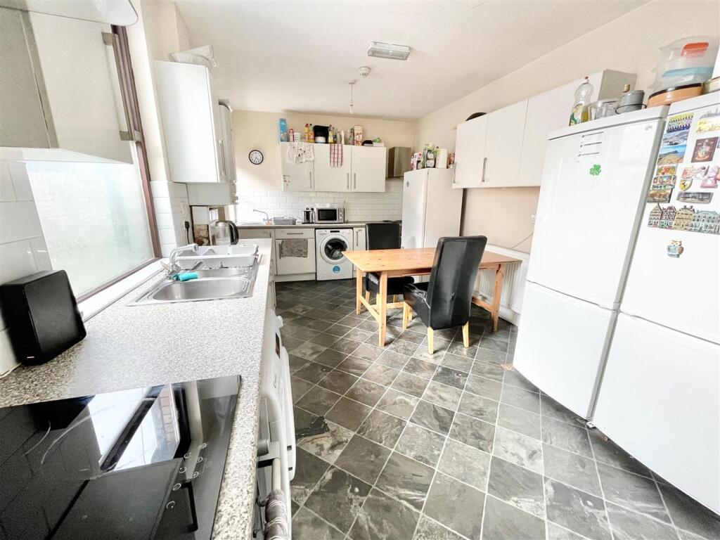 COMMUNAL KITCHEN.jpg