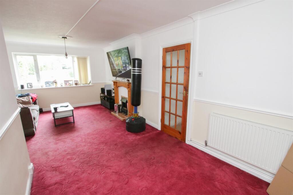 OPEN PLAN LOUNGE/ DINING AREA