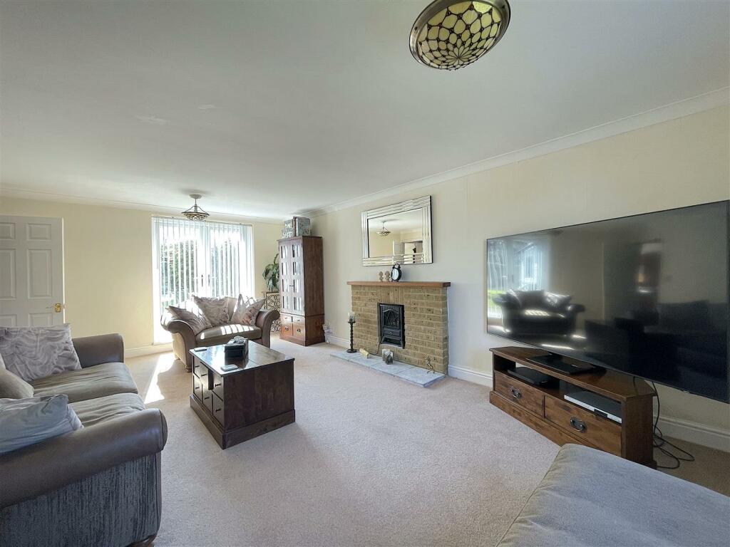 Living Room (3).jpeg
