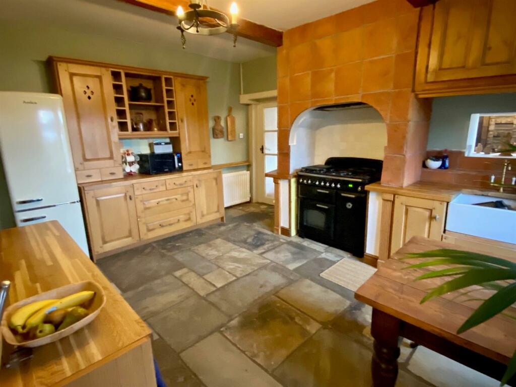 wellhouse lane 33 kitchen 2.jpg
