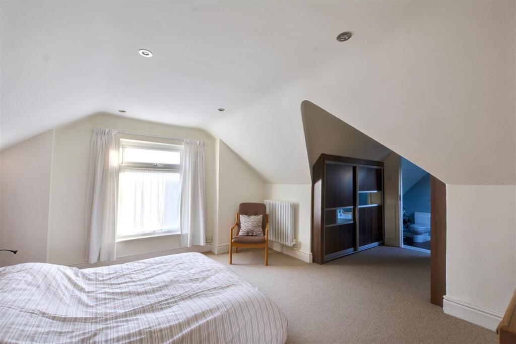 Bedroom 1_2.jpeg