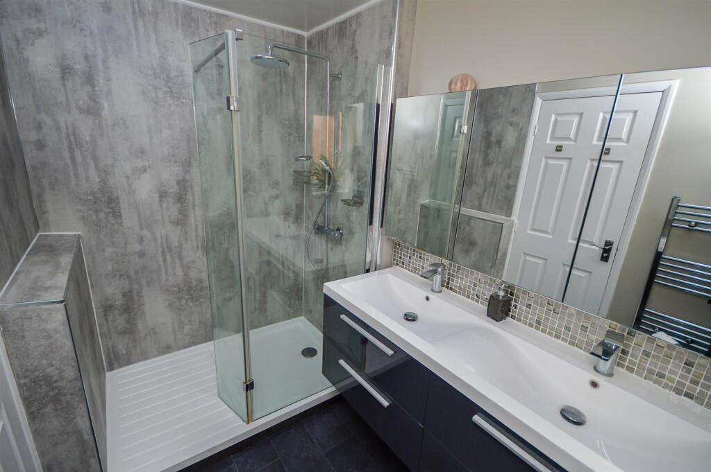 EN SUITE SHOWER ROOM/W.C.