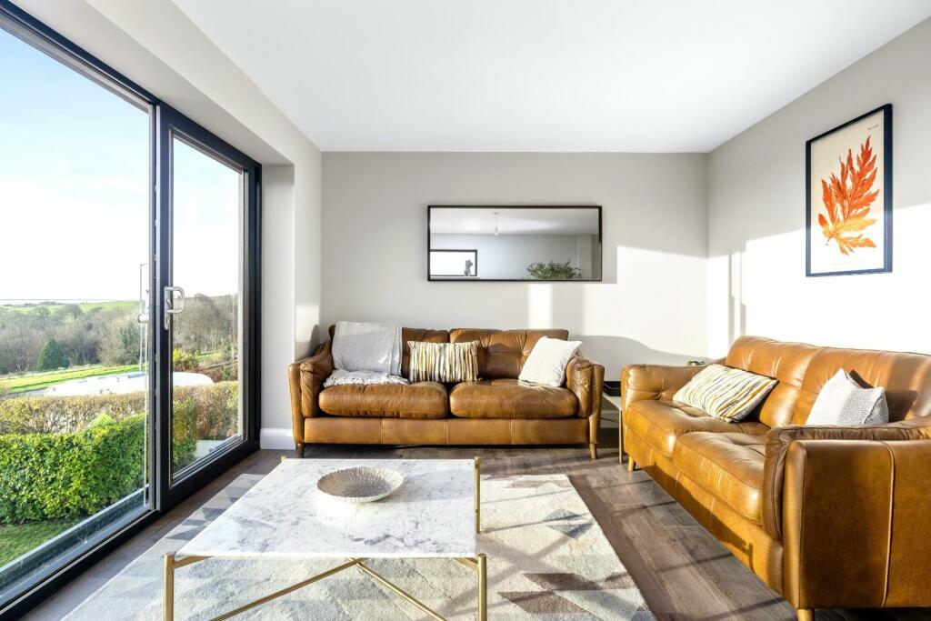 Warren Road, lounge 3 .jpg