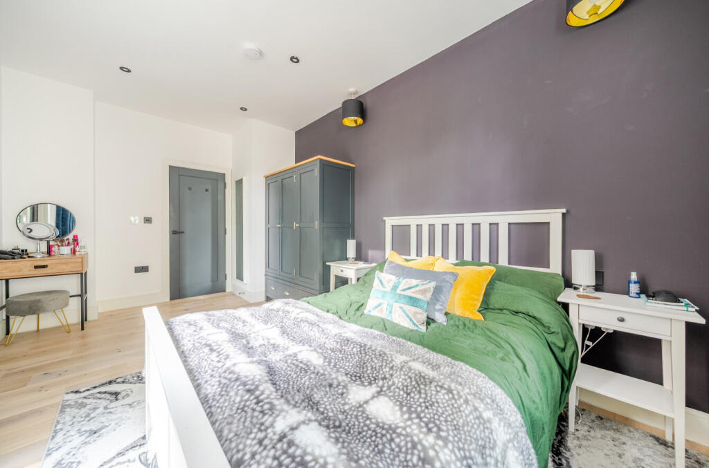 1370009-3-68f770a...