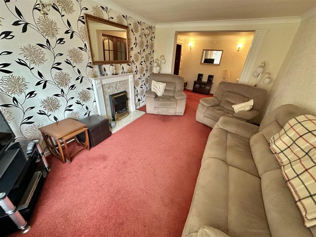 Bramleys Estate Agents - Fernlea Close - Heckmondw