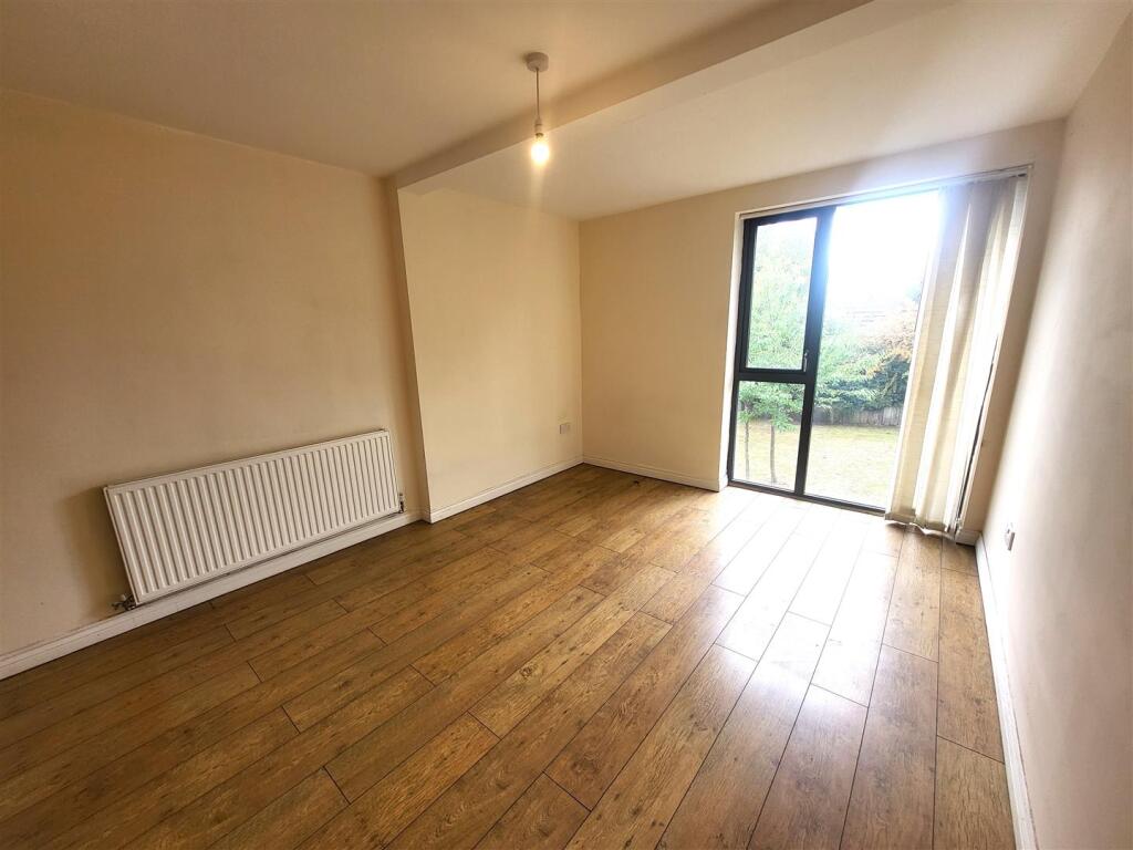 Bedroom 1 Pic 2