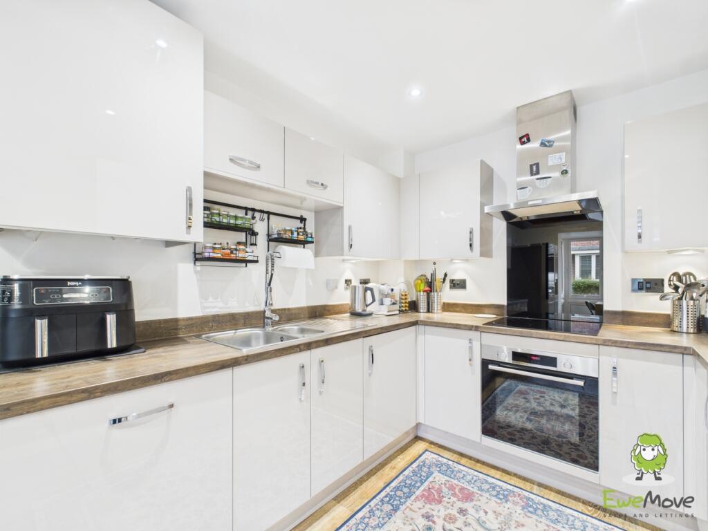 EweMove Estate Agents Basingstoke - The Coach Road