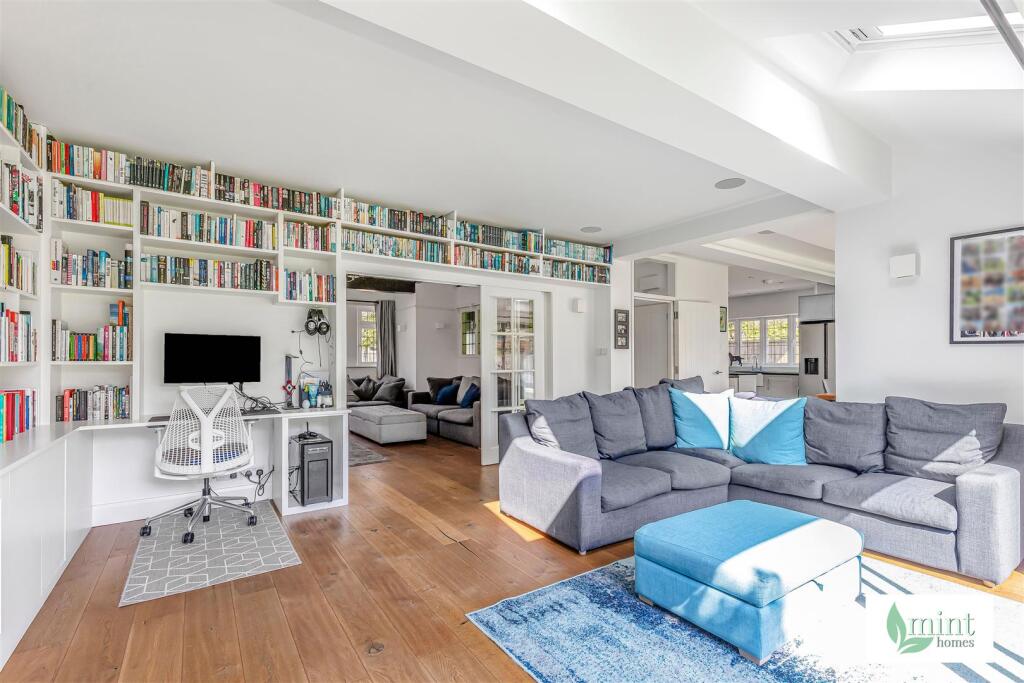 437__Woodham_Lane__Addlestone__Surrey__KT15_3QG8.J