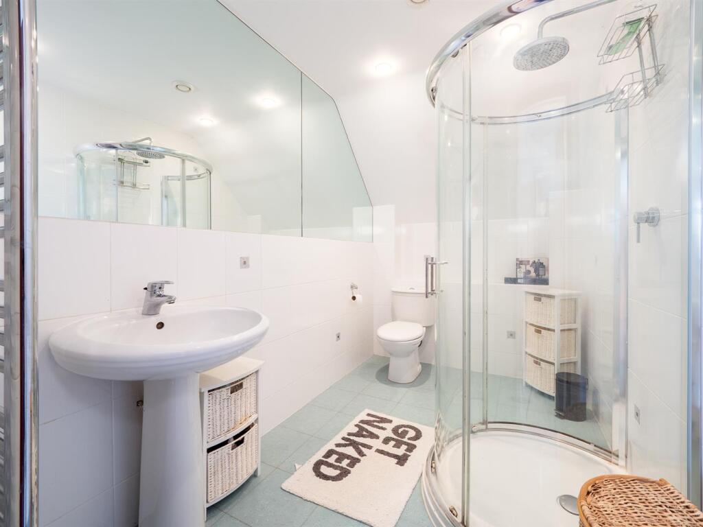 en-suite bed 1