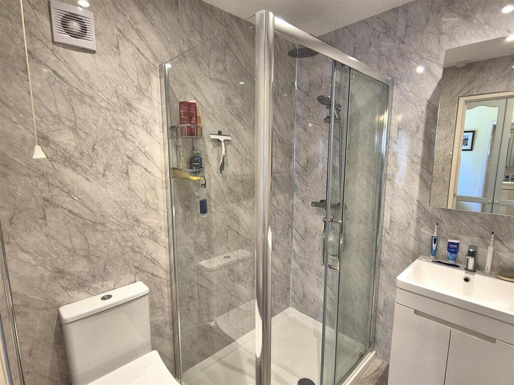 En suite shower room (2).jpg