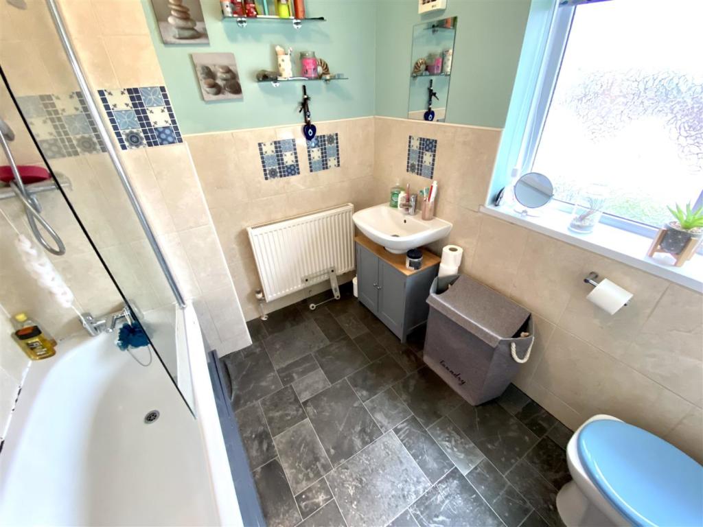 FAMILY BATHROOM