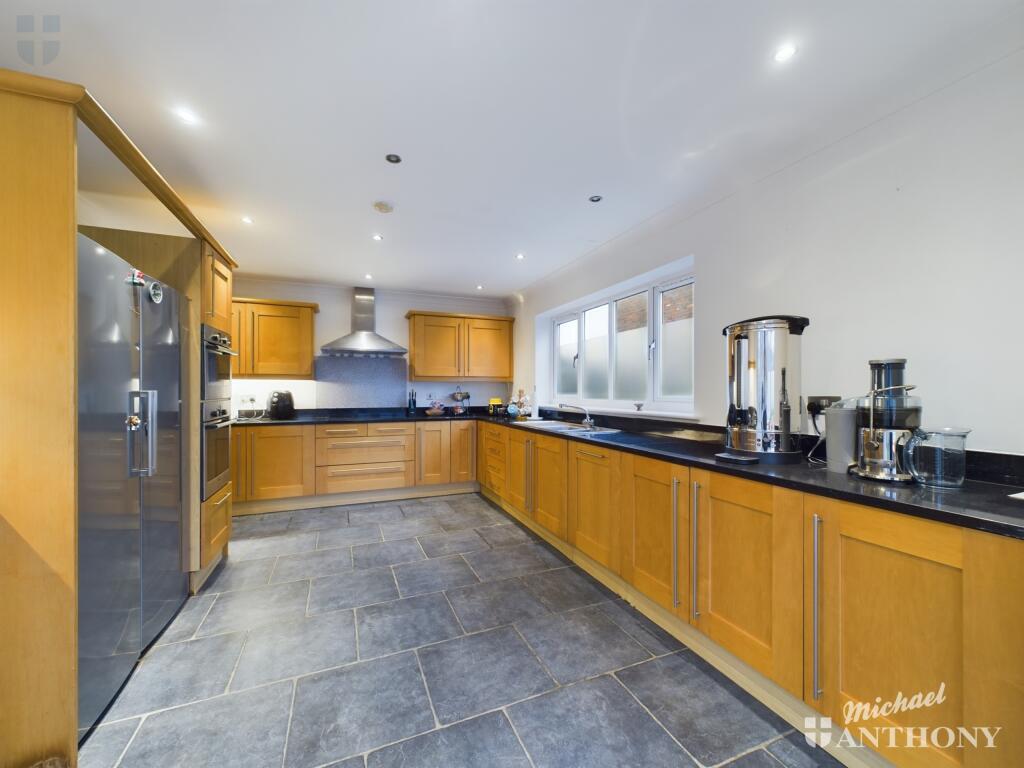 CAM03218G0-PR0527-STILL007