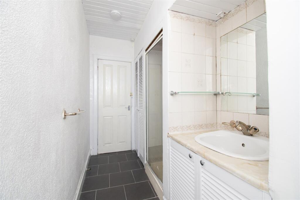 shower room (2).jpg