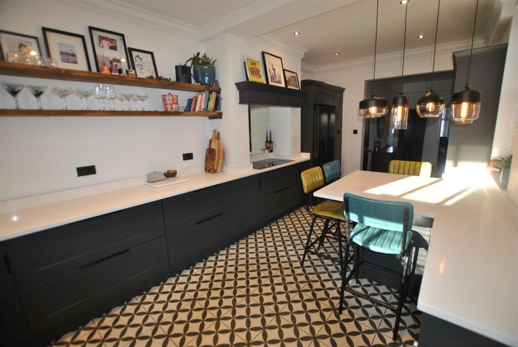 FAMILY KITCHEN