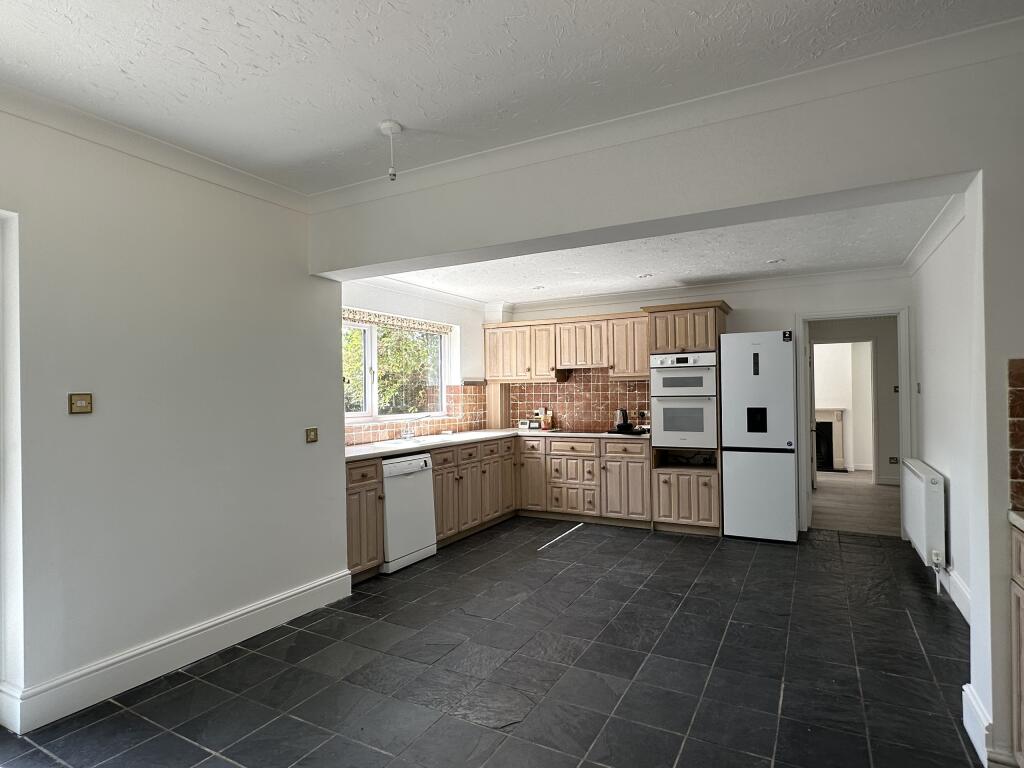 Kitchen 2.JPG