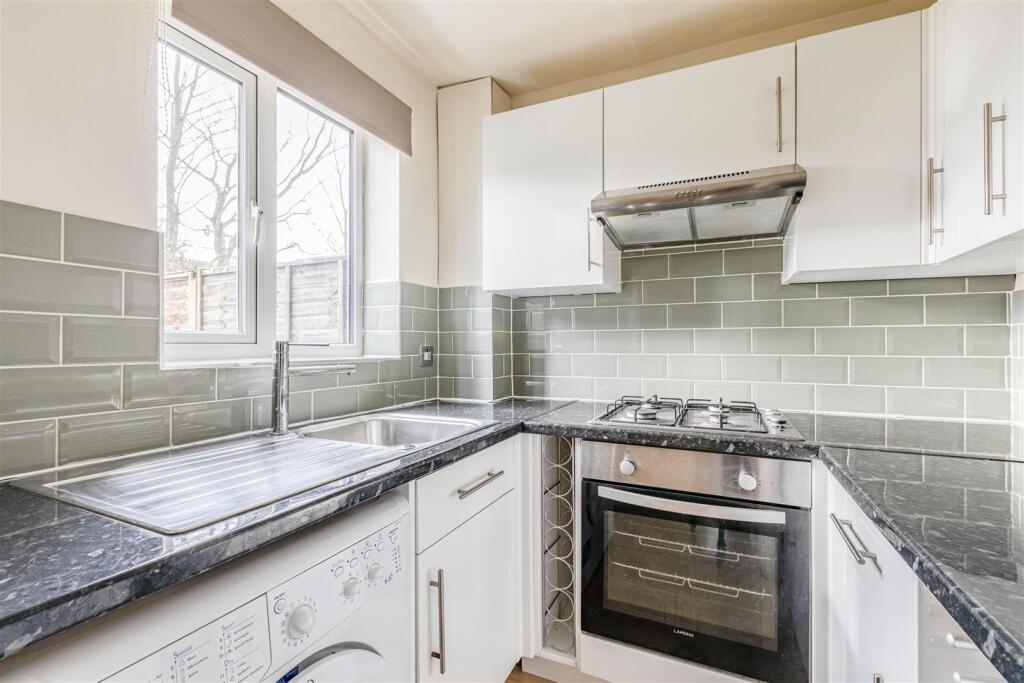 45 Viscount Gardens, KT14 6HE - 6.jpg