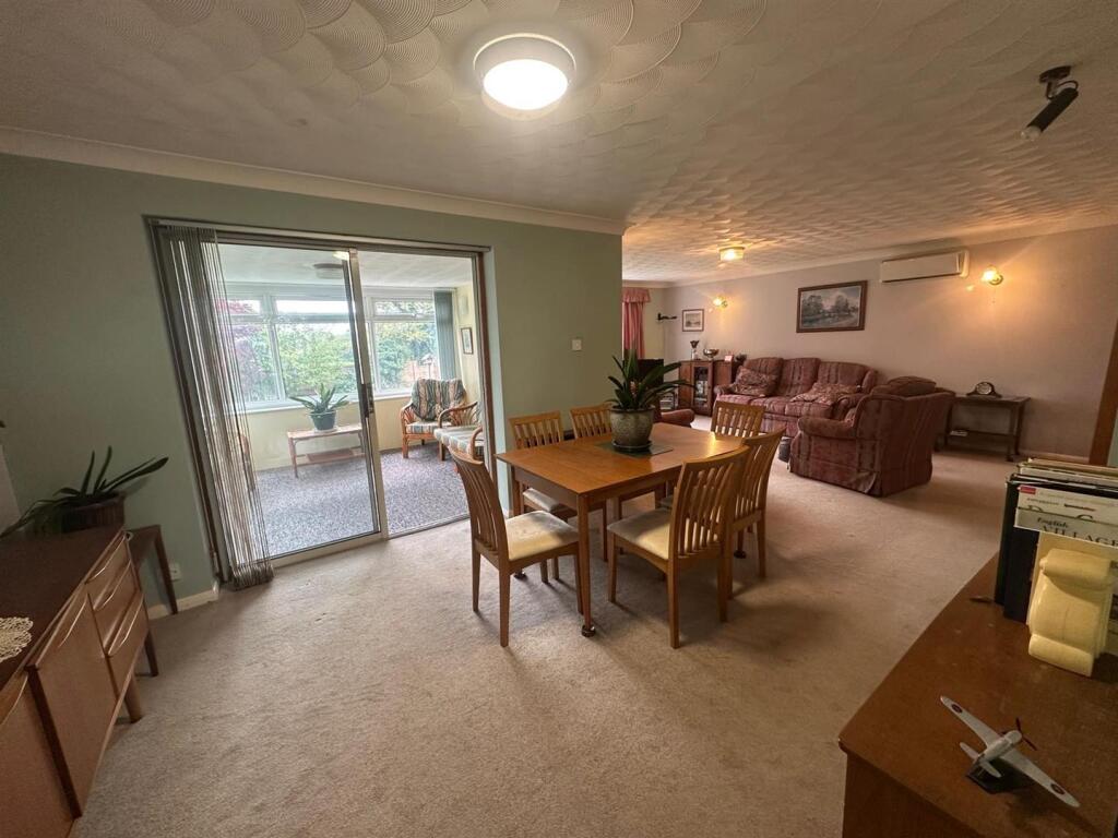 Sitting Room/ Dining Room