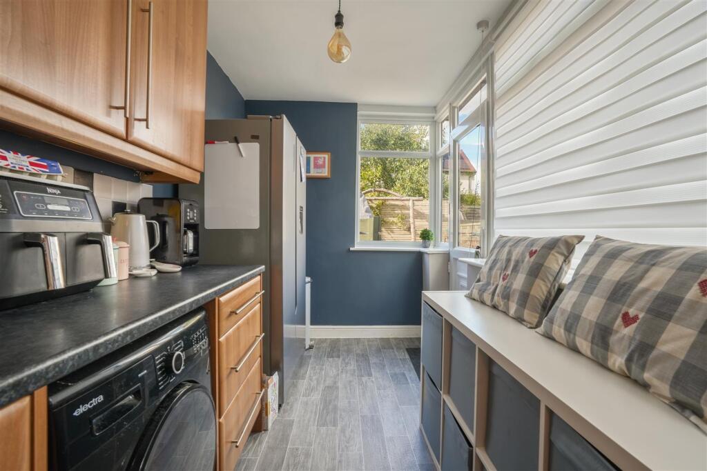 Kitchen 2.jpg