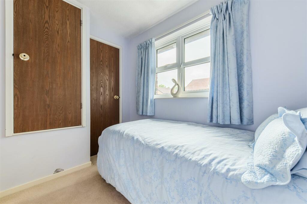 Sidehill Drive BN41 (8).jpg