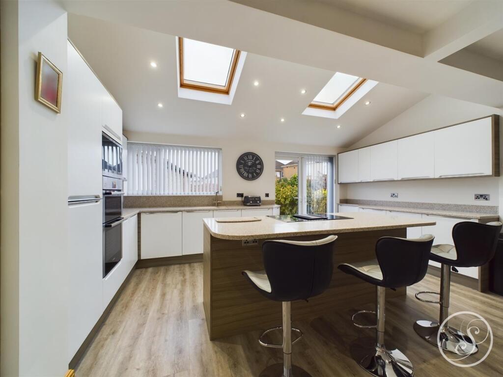 KITCHEN/DINER/FAMILY ROOM