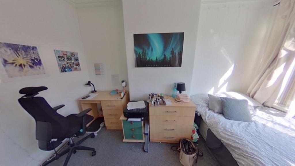 Bright single bedroom featuring a comfortable b...