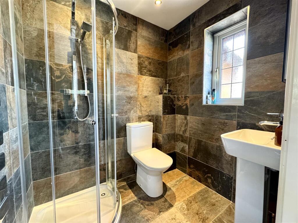 EN-SUITE SHOWER ROOM